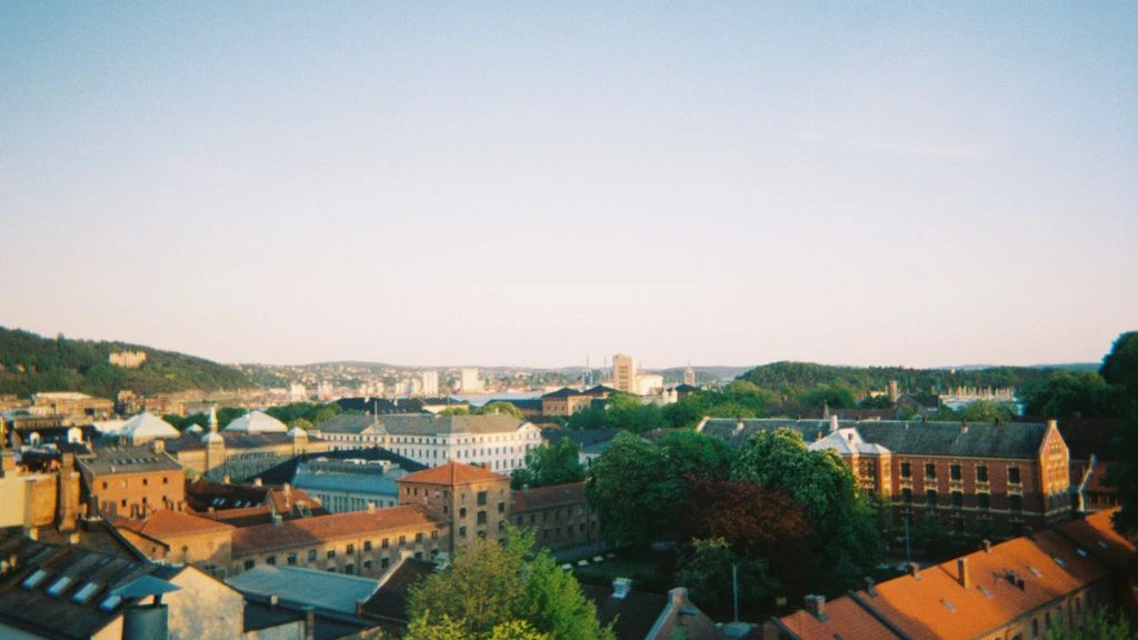 Oslo sentrum sett fra oven i kveldslys